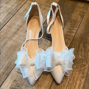 Elegant White Heels with Bow Detail